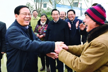 2月3日，春節(jié)后上班第一天，省委書記李強(qiáng)來(lái)我市基層走訪調(diào)研，看望鹽城“6.23”特大龍卷風(fēng)冰雹災(zāi)害受災(zāi)群眾。.jpg